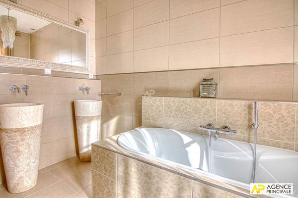 Versailles Proximité plateau Saint-Antoine - Maison 9 pièces 238 m² au sol sur parcelle de 450 m² environ avec terrasse, jardin et garage 1 665 000 € **  - Référence  29181