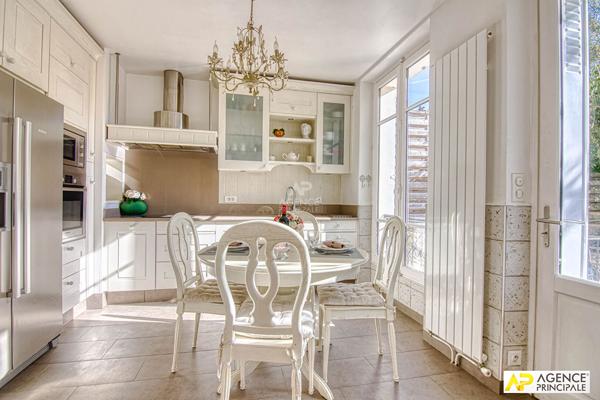 Versailles Proximité plateau Saint-Antoine - Maison 9 pièces 238 m² au sol sur parcelle de 450 m² environ avec terrasse, jardin et garage 1 665 000 € **  - Référence  29181