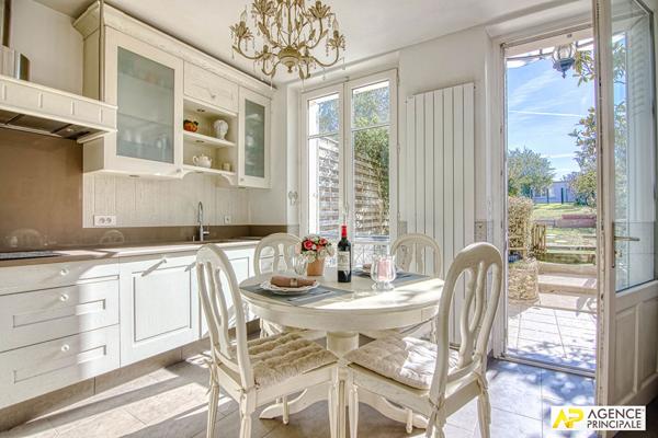Versailles Proximité plateau Saint-Antoine - Maison 9 pièces 238 m² au sol sur parcelle de 450 m² environ avec terrasse, jardin et garage 1 665 000 € **  - Référence  29181