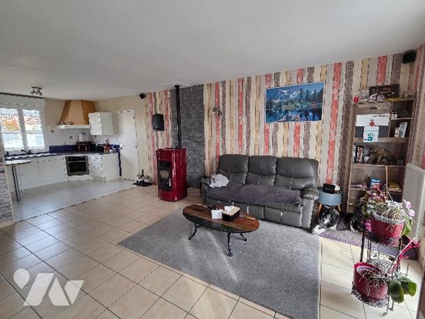 YVETOT, pavillon de plain pied d'~99 m², sur terrain d'~800 m², trois chambres, garage, carport.