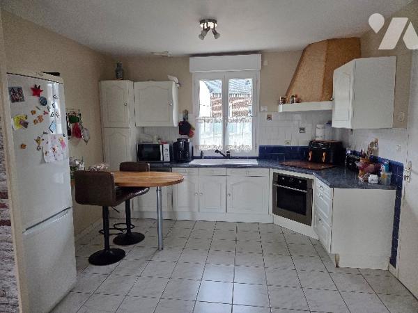 YVETOT, pavillon de plain pied d'~99 m², sur terrain d'~800 m², trois chambres, garage, carport.