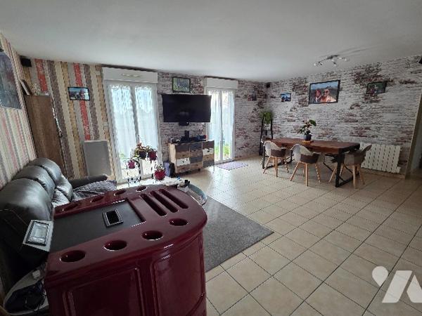 YVETOT, pavillon de plain pied d'~99 m², sur terrain d'~800 m², trois chambres, garage, carport.