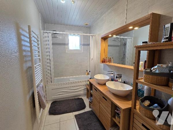 YVETOT, pavillon de plain pied d'~99 m², sur terrain d'~800 m², trois chambres, garage, carport.