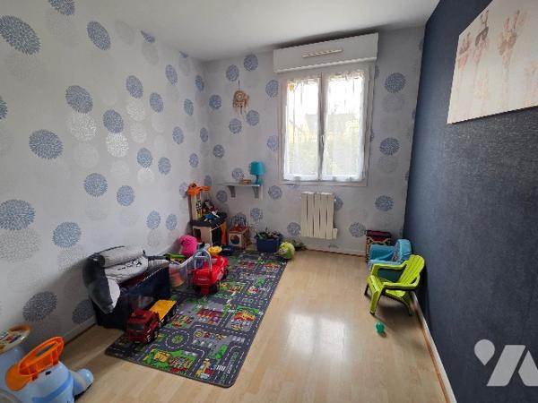 YVETOT, pavillon de plain pied d'~99 m², sur terrain d'~800 m², trois chambres, garage, carport.