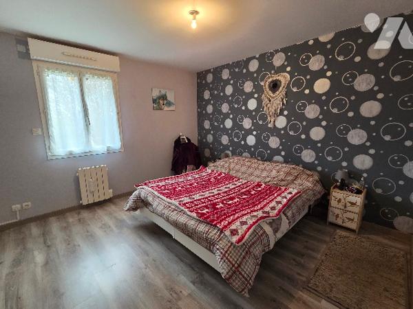 YVETOT, pavillon de plain pied d'~99 m², sur terrain d'~800 m², trois chambres, garage, carport.