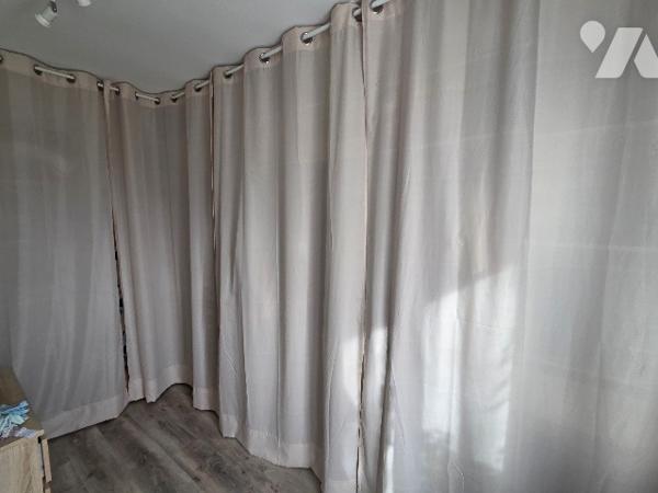 YVETOT, pavillon de plain pied d'~99 m², sur terrain d'~800 m², trois chambres, garage, carport.