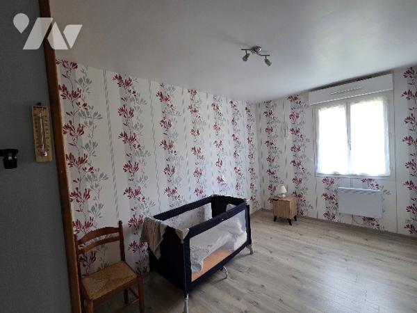 YVETOT, pavillon de plain pied d'~99 m², sur terrain d'~800 m², trois chambres, garage, carport.