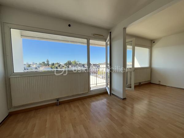 Situé avenue Louise-Michel, au 7e et dernier étage d’une résidence avec ascenseur construite en 1974, cet appartement traversant de 68 m² bénéficie d’une belle luminosité et d’une agréable vue dégagée.

Il comprend une entrée de 5,23 m² desservant une cuisine semi-ouverte de 9,27 m², aménagée et équipée avec four, plaques de cuisson et hotte. La pièce de vie se compose d’un salon de 14,45 m² et d’un séjour de 8,50 m² ouvrant sur le balcon.

L’espace nuit propose deux chambres d’environ 10 m² chacune ainsi qu’un dressing de près de 4 m².

Une place de stationnement en sous-sol et une cave complètent ce bien. Les façades de la copropriété sont en bon état.

L’appartement nécessite des travaux de rafraîchissement et offre un beau potentiel de réaménagement . Le chauffage associe électricité et gaz, avec une chaudière récente et entretenue.

Aux portes de Nantes, le quartier Pont-Rousseau offre un cadre de vie pratique, avec ses commerces et services de proximité, son marché hebdomadaire et sa bonne desserte par les transports en commun.

**Les atouts du bien**
- Appartement traversant de 68 m²
- Situé au 7e et dernier étage avec ascenseur offrant une vue dégagée sans vis à vis
- Balcon accessible depuis le séjour
- Cuisine semi-ouverte, aménagée et équipée
- Deux chambres
- Dressing indépendant de près de 4 m²
- Place de stationnement privative en sous-sol et cave
- Quartier Pont-Rousseau aux portes de Nantes
- Bonne desserte par les transports en commun
- Commerces, services et marché hebdomadaire à proximité


Pour plus d'informations ou organiser une visite, contactez-moi.