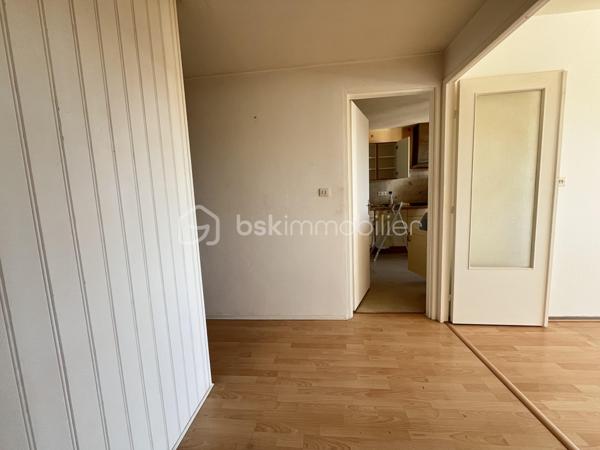 Situé avenue Louise-Michel, au 7e et dernier étage d’une résidence avec ascenseur construite en 1974, cet appartement traversant de 68 m² bénéficie d’une belle luminosité et d’une agréable vue dégagée.

Il comprend une entrée de 5,23 m² desservant une cuisine semi-ouverte de 9,27 m², aménagée et équipée avec four, plaques de cuisson et hotte. La pièce de vie se compose d’un salon de 14,45 m² et d’un séjour de 8,50 m² ouvrant sur le balcon.

L’espace nuit propose deux chambres d’environ 10 m² chacune ainsi qu’un dressing de près de 4 m².

Une place de stationnement en sous-sol et une cave complètent ce bien. Les façades de la copropriété sont en bon état.

L’appartement nécessite des travaux de rafraîchissement et offre un beau potentiel de réaménagement . Le chauffage associe électricité et gaz, avec une chaudière récente et entretenue.

Aux portes de Nantes, le quartier Pont-Rousseau offre un cadre de vie pratique, avec ses commerces et services de proximité, son marché hebdomadaire et sa bonne desserte par les transports en commun.

**Les atouts du bien**
- Appartement traversant de 68 m²
- Situé au 7e et dernier étage avec ascenseur offrant une vue dégagée sans vis à vis
- Balcon accessible depuis le séjour
- Cuisine semi-ouverte, aménagée et équipée
- Deux chambres
- Dressing indépendant de près de 4 m²
- Place de stationnement privative en sous-sol et cave
- Quartier Pont-Rousseau aux portes de Nantes
- Bonne desserte par les transports en commun
- Commerces, services et marché hebdomadaire à proximité


Pour plus d'informations ou organiser une visite, contactez-moi.