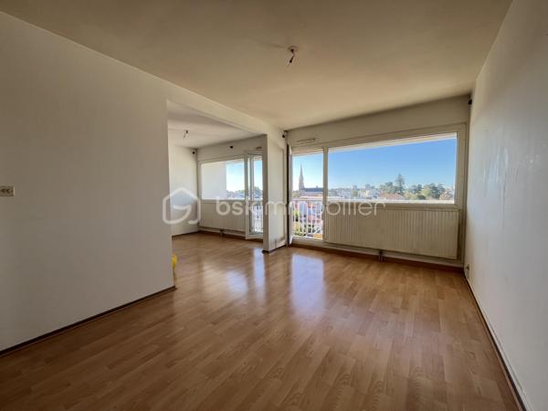 Situé avenue Louise-Michel, au 7e et dernier étage d’une résidence avec ascenseur construite en 1974, cet appartement traversant de 68 m² bénéficie d’une belle luminosité et d’une agréable vue dégagée.

Il comprend une entrée de 5,23 m² desservant une cuisine semi-ouverte de 9,27 m², aménagée et équipée avec four, plaques de cuisson et hotte. La pièce de vie se compose d’un salon de 14,45 m² et d’un séjour de 8,50 m² ouvrant sur le balcon.

L’espace nuit propose deux chambres d’environ 10 m² chacune ainsi qu’un dressing de près de 4 m².

Une place de stationnement en sous-sol et une cave complètent ce bien. Les façades de la copropriété sont en bon état.

L’appartement nécessite des travaux de rafraîchissement et offre un beau potentiel de réaménagement . Le chauffage associe électricité et gaz, avec une chaudière récente et entretenue.

Aux portes de Nantes, le quartier Pont-Rousseau offre un cadre de vie pratique, avec ses commerces et services de proximité, son marché hebdomadaire et sa bonne desserte par les transports en commun.

**Les atouts du bien**
- Appartement traversant de 68 m²
- Situé au 7e et dernier étage avec ascenseur offrant une vue dégagée sans vis à vis
- Balcon accessible depuis le séjour
- Cuisine semi-ouverte, aménagée et équipée
- Deux chambres
- Dressing indépendant de près de 4 m²
- Place de stationnement privative en sous-sol et cave
- Quartier Pont-Rousseau aux portes de Nantes
- Bonne desserte par les transports en commun
- Commerces, services et marché hebdomadaire à proximité


Pour plus d'informations ou organiser une visite, contactez-moi.