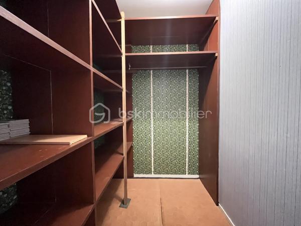 Situé avenue Louise-Michel, au 7e et dernier étage d’une résidence avec ascenseur construite en 1974, cet appartement traversant de 68 m² bénéficie d’une belle luminosité et d’une agréable vue dégagée.

Il comprend une entrée de 5,23 m² desservant une cuisine semi-ouverte de 9,27 m², aménagée et équipée avec four, plaques de cuisson et hotte. La pièce de vie se compose d’un salon de 14,45 m² et d’un séjour de 8,50 m² ouvrant sur le balcon.

L’espace nuit propose deux chambres d’environ 10 m² chacune ainsi qu’un dressing de près de 4 m².

Une place de stationnement en sous-sol et une cave complètent ce bien. Les façades de la copropriété sont en bon état.

L’appartement nécessite des travaux de rafraîchissement et offre un beau potentiel de réaménagement . Le chauffage associe électricité et gaz, avec une chaudière récente et entretenue.

Aux portes de Nantes, le quartier Pont-Rousseau offre un cadre de vie pratique, avec ses commerces et services de proximité, son marché hebdomadaire et sa bonne desserte par les transports en commun.

**Les atouts du bien**
- Appartement traversant de 68 m²
- Situé au 7e et dernier étage avec ascenseur offrant une vue dégagée sans vis à vis
- Balcon accessible depuis le séjour
- Cuisine semi-ouverte, aménagée et équipée
- Deux chambres
- Dressing indépendant de près de 4 m²
- Place de stationnement privative en sous-sol et cave
- Quartier Pont-Rousseau aux portes de Nantes
- Bonne desserte par les transports en commun
- Commerces, services et marché hebdomadaire à proximité


Pour plus d'informations ou organiser une visite, contactez-moi.