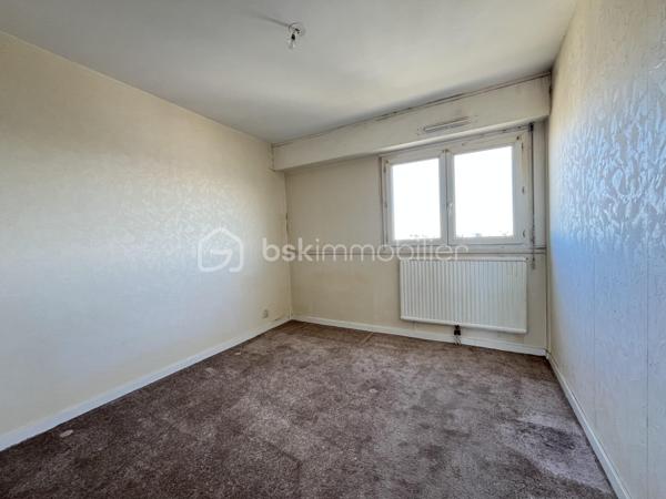 Situé avenue Louise-Michel, au 7e et dernier étage d’une résidence avec ascenseur construite en 1974, cet appartement traversant de 68 m² bénéficie d’une belle luminosité et d’une agréable vue dégagée.

Il comprend une entrée de 5,23 m² desservant une cuisine semi-ouverte de 9,27 m², aménagée et équipée avec four, plaques de cuisson et hotte. La pièce de vie se compose d’un salon de 14,45 m² et d’un séjour de 8,50 m² ouvrant sur le balcon.

L’espace nuit propose deux chambres d’environ 10 m² chacune ainsi qu’un dressing de près de 4 m².

Une place de stationnement en sous-sol et une cave complètent ce bien. Les façades de la copropriété sont en bon état.

L’appartement nécessite des travaux de rafraîchissement et offre un beau potentiel de réaménagement . Le chauffage associe électricité et gaz, avec une chaudière récente et entretenue.

Aux portes de Nantes, le quartier Pont-Rousseau offre un cadre de vie pratique, avec ses commerces et services de proximité, son marché hebdomadaire et sa bonne desserte par les transports en commun.

**Les atouts du bien**
- Appartement traversant de 68 m²
- Situé au 7e et dernier étage avec ascenseur offrant une vue dégagée sans vis à vis
- Balcon accessible depuis le séjour
- Cuisine semi-ouverte, aménagée et équipée
- Deux chambres
- Dressing indépendant de près de 4 m²
- Place de stationnement privative en sous-sol et cave
- Quartier Pont-Rousseau aux portes de Nantes
- Bonne desserte par les transports en commun
- Commerces, services et marché hebdomadaire à proximité


Pour plus d'informations ou organiser une visite, contactez-moi.