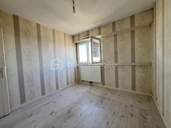 Situé avenue Louise-Michel, au 7e et dernier étage d’une résidence avec ascenseur construite en 1974, cet appartement traversant de 68 m² bénéficie d’une belle luminosité et d’une agréable vue dégagée.

Il comprend une entrée de 5,23 m² desservant une cuisine semi-ouverte de 9,27 m², aménagée et équipée avec four, plaques de cuisson et hotte. La pièce de vie se compose d’un salon de 14,45 m² et d’un séjour de 8,50 m² ouvrant sur le balcon.

L’espace nuit propose deux chambres d’environ 10 m² chacune ainsi qu’un dressing de près de 4 m².

Une place de stationnement en sous-sol et une cave complètent ce bien. Les façades de la copropriété sont en bon état.

L’appartement nécessite des travaux de rafraîchissement et offre un beau potentiel de réaménagement . Le chauffage associe électricité et gaz, avec une chaudière récente et entretenue.

Aux portes de Nantes, le quartier Pont-Rousseau offre un cadre de vie pratique, avec ses commerces et services de proximité, son marché hebdomadaire et sa bonne desserte par les transports en commun.

**Les atouts du bien**
- Appartement traversant de 68 m²
- Situé au 7e et dernier étage avec ascenseur offrant une vue dégagée sans vis à vis
- Balcon accessible depuis le séjour
- Cuisine semi-ouverte, aménagée et équipée
- Deux chambres
- Dressing indépendant de près de 4 m²
- Place de stationnement privative en sous-sol et cave
- Quartier Pont-Rousseau aux portes de Nantes
- Bonne desserte par les transports en commun
- Commerces, services et marché hebdomadaire à proximité


Pour plus d'informations ou organiser une visite, contactez-moi.