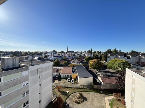 Situé avenue Louise-Michel, au 7e et dernier étage d’une résidence avec ascenseur construite en 1974, cet appartement traversant de 68 m² bénéficie d’une belle luminosité et d’une agréable vue dégagée.

Il comprend une entrée de 5,23 m² desservant une cuisine semi-ouverte de 9,27 m², aménagée et équipée avec four, plaques de cuisson et hotte. La pièce de vie se compose d’un salon de 14,45 m² et d’un séjour de 8,50 m² ouvrant sur le balcon.

L’espace nuit propose deux chambres d’environ 10 m² chacune ainsi qu’un dressing de près de 4 m².

Une place de stationnement en sous-sol et une cave complètent ce bien. Les façades de la copropriété sont en bon état.

L’appartement nécessite des travaux de rafraîchissement et offre un beau potentiel de réaménagement . Le chauffage associe électricité et gaz, avec une chaudière récente et entretenue.

Aux portes de Nantes, le quartier Pont-Rousseau offre un cadre de vie pratique, avec ses commerces et services de proximité, son marché hebdomadaire et sa bonne desserte par les transports en commun.

**Les atouts du bien**
- Appartement traversant de 68 m²
- Situé au 7e et dernier étage avec ascenseur offrant une vue dégagée sans vis à vis
- Balcon accessible depuis le séjour
- Cuisine semi-ouverte, aménagée et équipée
- Deux chambres
- Dressing indépendant de près de 4 m²
- Place de stationnement privative en sous-sol et cave
- Quartier Pont-Rousseau aux portes de Nantes
- Bonne desserte par les transports en commun
- Commerces, services et marché hebdomadaire à proximité


Pour plus d'informations ou organiser une visite, contactez-moi.
