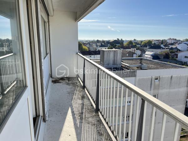 Situé avenue Louise-Michel, au 7e et dernier étage d’une résidence avec ascenseur construite en 1974, cet appartement traversant de 68 m² bénéficie d’une belle luminosité et d’une agréable vue dégagée.

Il comprend une entrée de 5,23 m² desservant une cuisine semi-ouverte de 9,27 m², aménagée et équipée avec four, plaques de cuisson et hotte. La pièce de vie se compose d’un salon de 14,45 m² et d’un séjour de 8,50 m² ouvrant sur le balcon.

L’espace nuit propose deux chambres d’environ 10 m² chacune ainsi qu’un dressing de près de 4 m².

Une place de stationnement en sous-sol et une cave complètent ce bien. Les façades de la copropriété sont en bon état.

L’appartement nécessite des travaux de rafraîchissement et offre un beau potentiel de réaménagement . Le chauffage associe électricité et gaz, avec une chaudière récente et entretenue.

Aux portes de Nantes, le quartier Pont-Rousseau offre un cadre de vie pratique, avec ses commerces et services de proximité, son marché hebdomadaire et sa bonne desserte par les transports en commun.

**Les atouts du bien**
- Appartement traversant de 68 m²
- Situé au 7e et dernier étage avec ascenseur offrant une vue dégagée sans vis à vis
- Balcon accessible depuis le séjour
- Cuisine semi-ouverte, aménagée et équipée
- Deux chambres
- Dressing indépendant de près de 4 m²
- Place de stationnement privative en sous-sol et cave
- Quartier Pont-Rousseau aux portes de Nantes
- Bonne desserte par les transports en commun
- Commerces, services et marché hebdomadaire à proximité


Pour plus d'informations ou organiser une visite, contactez-moi.