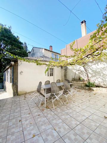 Maison de caractère au cœur de Viane – Espace, charme et nature