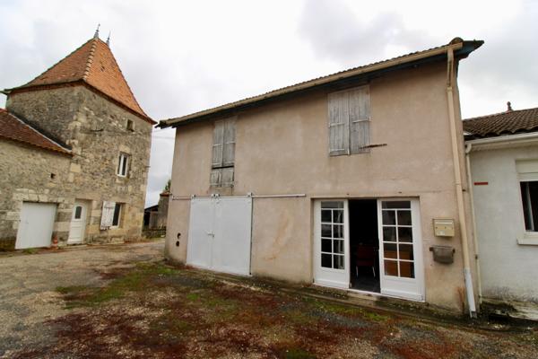 Saint Salvy, local professionnel de 96 m2 à louer avec partie BUREAU et partie RESERVES, GARAGE. Loyer de 450 € incluant l'électricité. Les charges comprennent la taxe d'ordures ménagères. Retrouvez toutes nos offres sur le site de la Maison de l'Immobil , Saint salvy