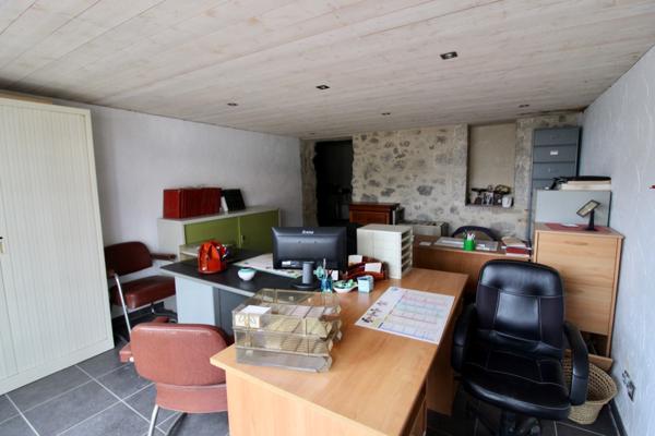 Saint Salvy, local professionnel de 96 m2 à louer avec partie BUREAU et partie RESERVES, GARAGE. Loyer de 450 € incluant l'électricité. Les charges comprennent la taxe d'ordures ménagères. Retrouvez toutes nos offres sur le site de la Maison de l'Immobil , Saint salvy