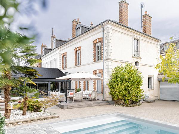 Maison bourgeoise avec jardin et piscine