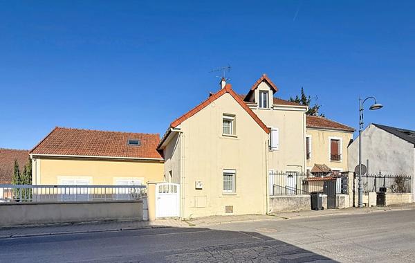 Maison Mareuil Les Meaux. Une chambre et un jardin non attenant.