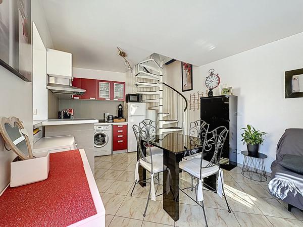 Maison Mareuil Les Meaux. Une chambre et un jardin non attenant.