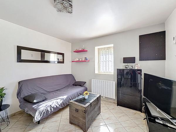 Maison Mareuil Les Meaux. Une chambre et un jardin non attenant.