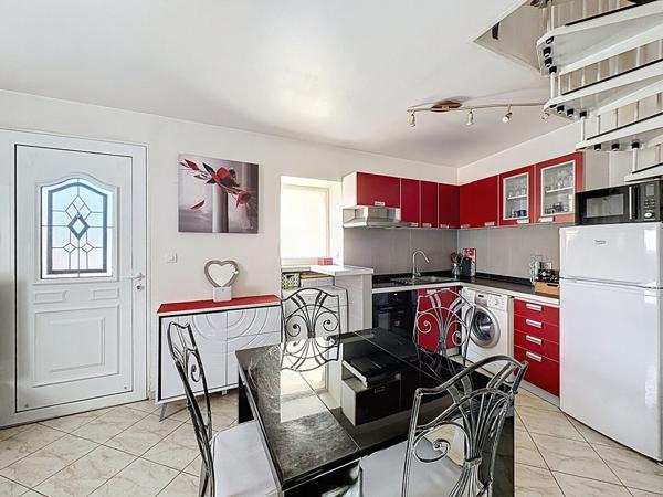 Maison Mareuil Les Meaux. Une chambre et un jardin non attenant.