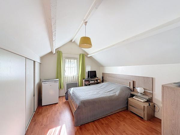 Maison Mareuil Les Meaux. Une chambre et un jardin non attenant.