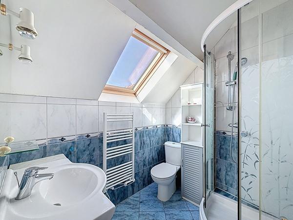 Maison Mareuil Les Meaux. Une chambre et un jardin non attenant.