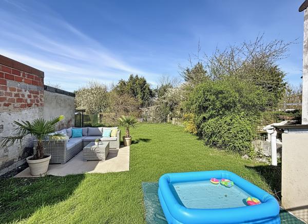 Maison Mareuil Les Meaux. Une chambre et un jardin non attenant.