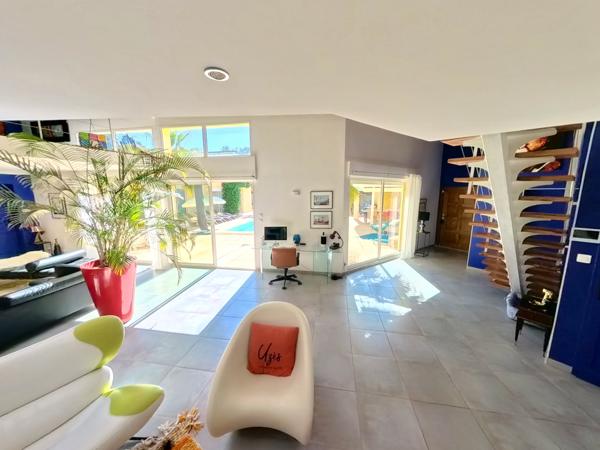 Uzès (30700) A vendre, superbe villa d'architecte proche Uzès.