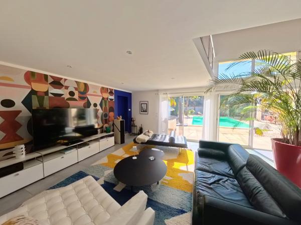 Uzès (30700) A vendre, superbe villa d'architecte proche Uzès.