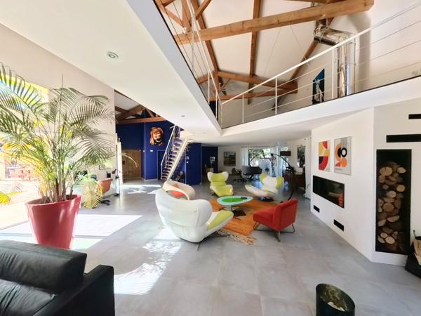 Uzès (30700) A vendre, superbe villa d'architecte proche Uzès.