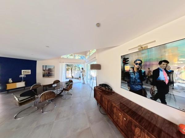 Uzès (30700) A vendre, superbe villa d'architecte proche Uzès.