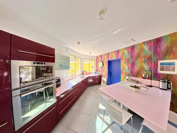 Uzès (30700) A vendre, superbe villa d'architecte proche Uzès.