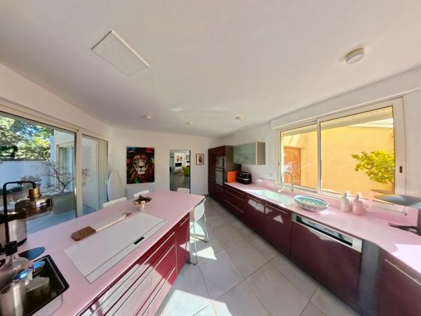 Uzès (30700) A vendre, superbe villa d'architecte proche Uzès.