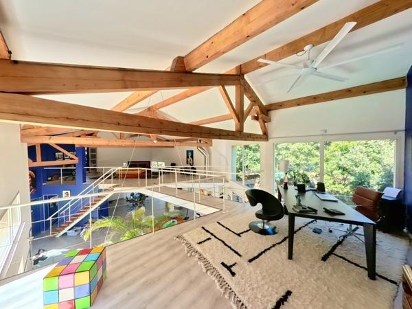 Uzès (30700) A vendre, superbe villa d'architecte proche Uzès.