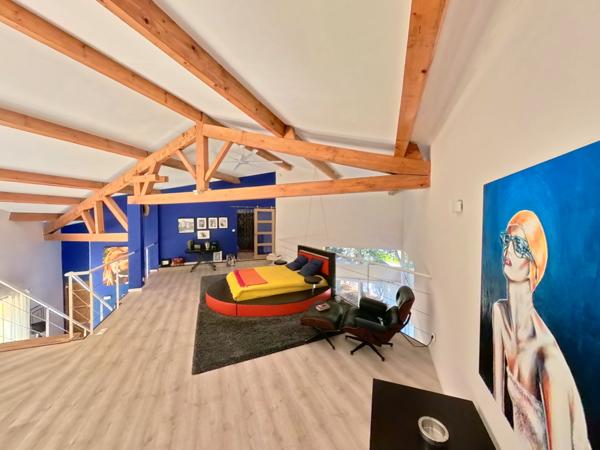 Uzès (30700) A vendre, superbe villa d'architecte proche Uzès.