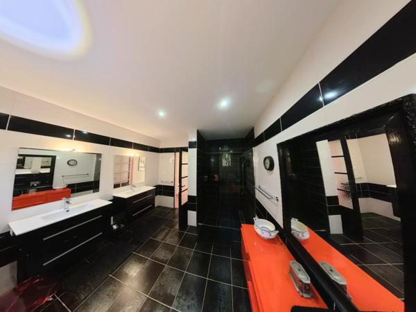 Uzès (30700) A vendre, superbe villa d'architecte proche Uzès.