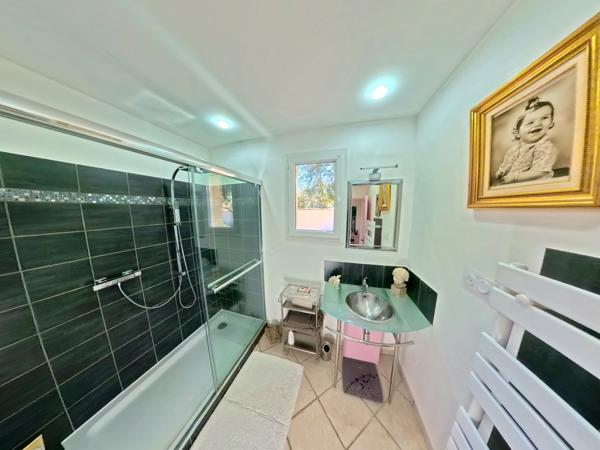 Uzès (30700) A vendre, superbe villa d'architecte proche Uzès.