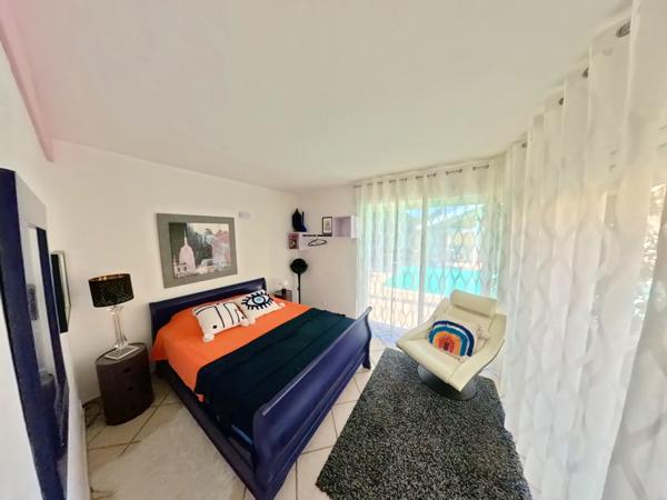 Uzès (30700) A vendre, superbe villa d'architecte proche Uzès.