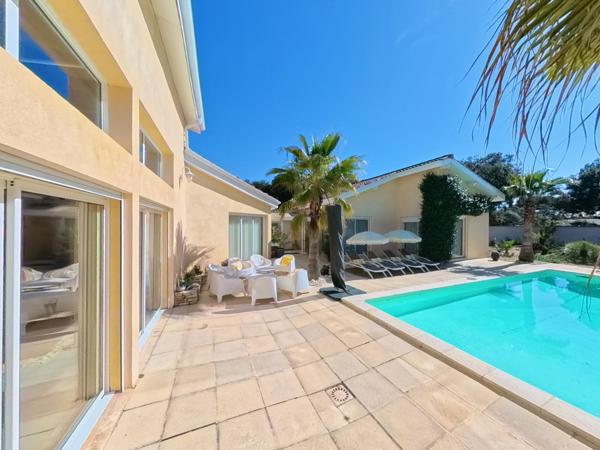 Uzès (30700) A vendre, superbe villa d'architecte proche Uzès.