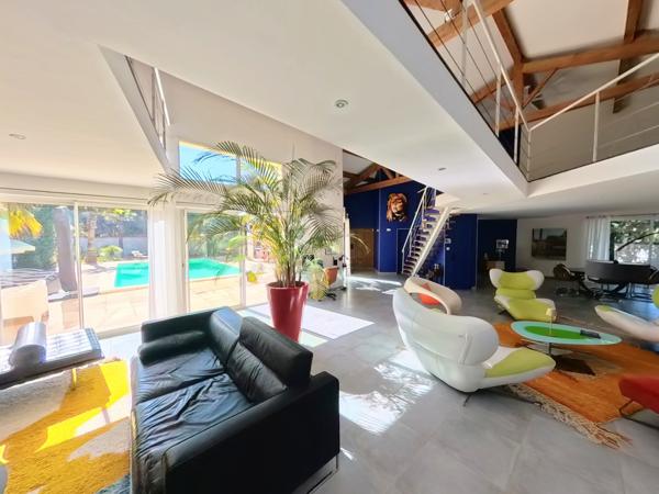 Uzès (30700) A vendre, superbe villa d'architecte proche Uzès.