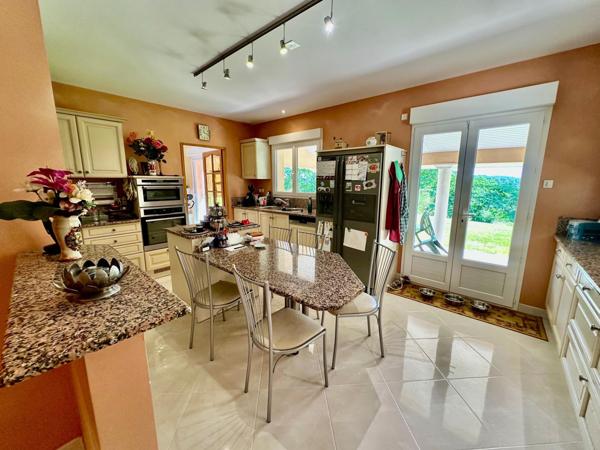 Propriété comprenant deux habitations sur un terrain magnifiquement arboré d'environ 12000m² avec piscine couverte.