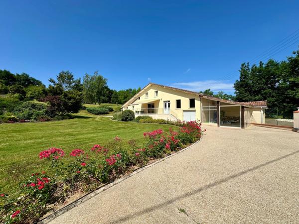 Propriété comprenant deux habitations sur un terrain magnifiquement arboré d'environ 12000m² avec piscine couverte.