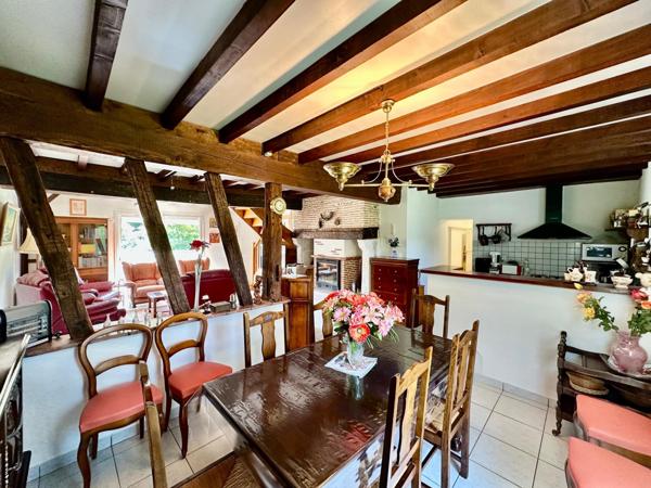 Propriété comprenant deux habitations sur un terrain magnifiquement arboré d'environ 12000m² avec piscine couverte.