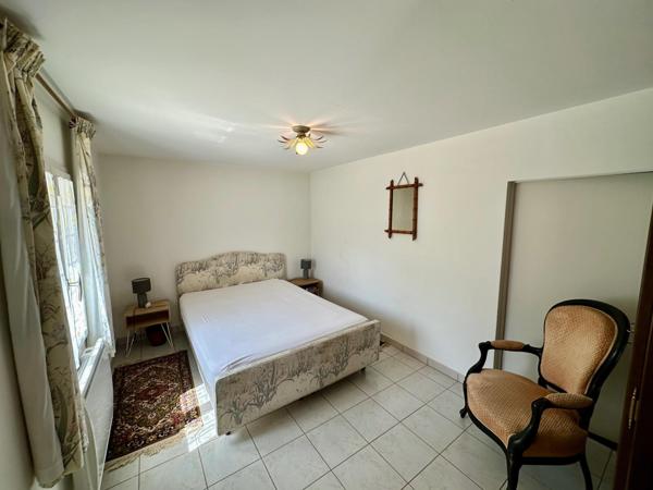 Propriété comprenant deux habitations sur un terrain magnifiquement arboré d'environ 12000m² avec piscine couverte.