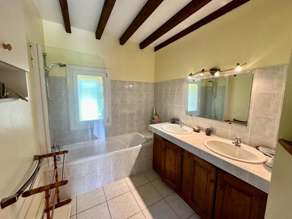 Propriété comprenant deux habitations sur un terrain magnifiquement arboré d'environ 12000m² avec piscine couverte.