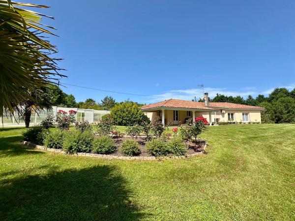 Propriété comprenant deux habitations sur un terrain magnifiquement arboré d'environ 12000m² avec piscine couverte.