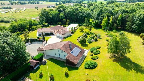 Propriété comprenant deux habitations sur un terrain magnifiquement arboré d'environ 12000m² avec piscine couverte.
